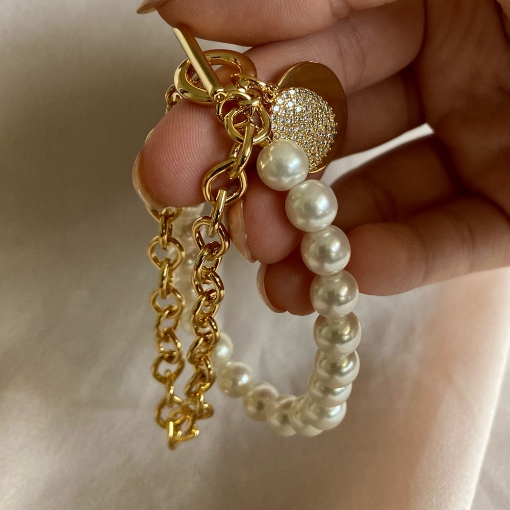 BEAUTIFUL PEARL BRACELET WITH 2 CHARMS